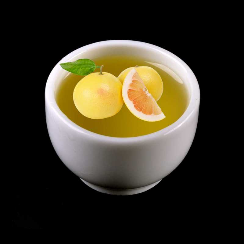 Svieža citrusová, mierne sladkastá vôňa grapefruitového esenciálneho oleja má osviežujúci účinok, pôsobí proti únave a depresiám. Pridáva sa do