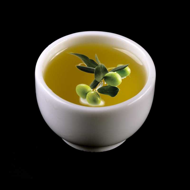 Olivový olej je ovocný olej, lisovaný za studena. Získaný je z plodov olivovníka európskeho (Olea europaea). Olivový olej je vhodný na všetky typy ple