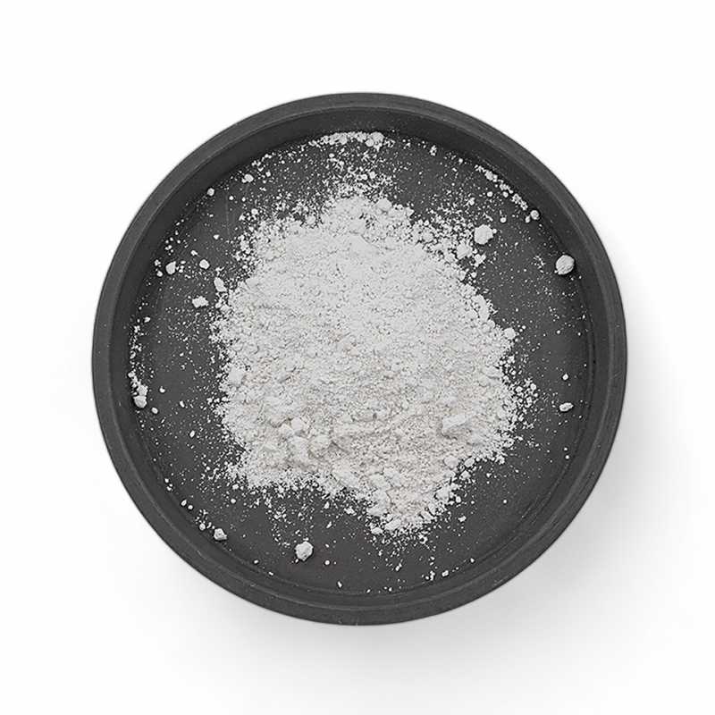 Biely íl alebo kaolín je v kozmetike známy už po stáročia. Ide o prírodný minerál, ktorý sa získava ťažbou v lomoch vo Francúzsku. Obsahuje množs