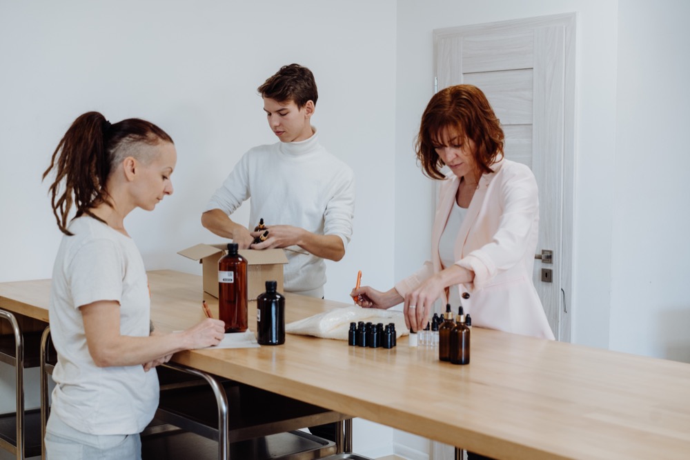 Dielňa Handymade — príprava surovín a fľaštičiek na stole