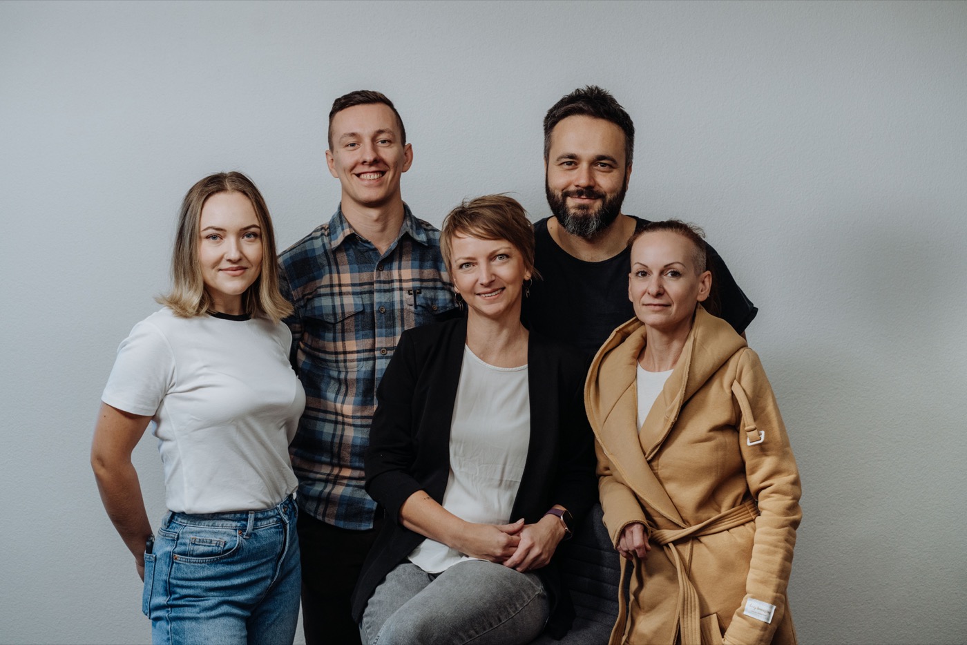 Tím Handymade — päť členov tímu v dielni