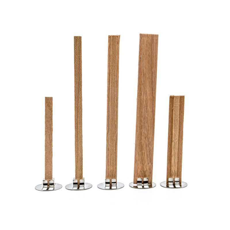 Kovový stojan na ploché drevené knôty slúži na zafixovanie knôtu ako v stojacich sviečkach, tak v sviečkach v nádobách.
Pre lepšiu stabilitu je kn
