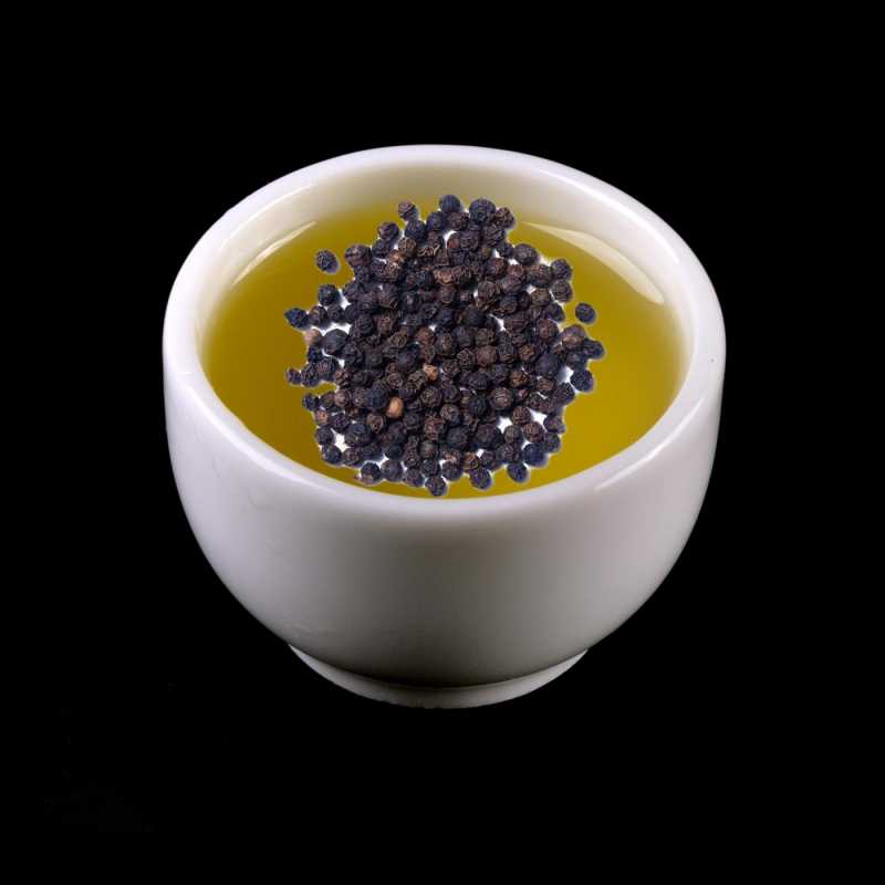 Esenciálny olej, čierne korenie,  Esenciálny olej čierne korenie (Black Pepper) je získaný parnou destiláciu z vysušených plodov rastliny Piper nigrum 