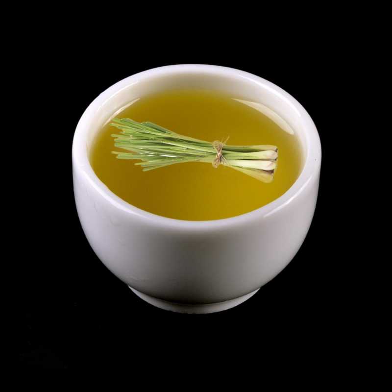 Esenciálny olej lemongrass, alebo aj citrónová tráva je známy svojou sviežou vôňou a veľmi dobrými repelentými účinkami. Často sa používa aj pri