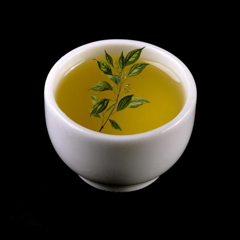 Esenciálny olej, gáfor  Gáfrový esenciálny olej je vyrobený spôsobom parnej destilácie z kôry rastliny Camphor, Cinnamomum camphora (L.), Lauraceae. M�