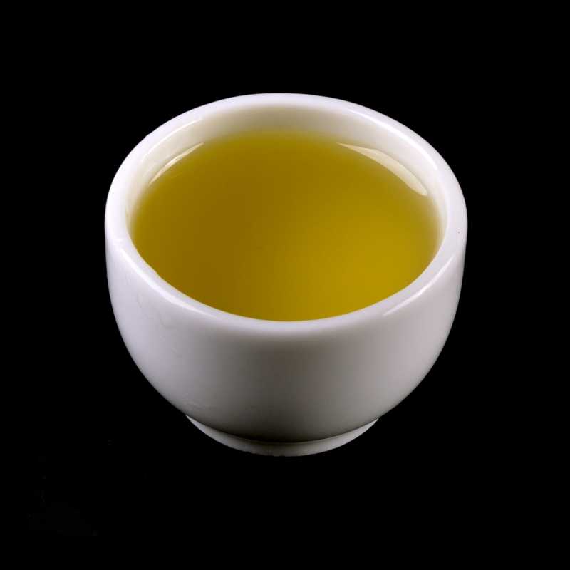 Esenciálny olej z kôry mandarínky zelenej (Citrus reticulata) pochádza z Talianska a ponúka intenzívnu, sviežu, citrusovú vôňu. Zelená mandarínka je