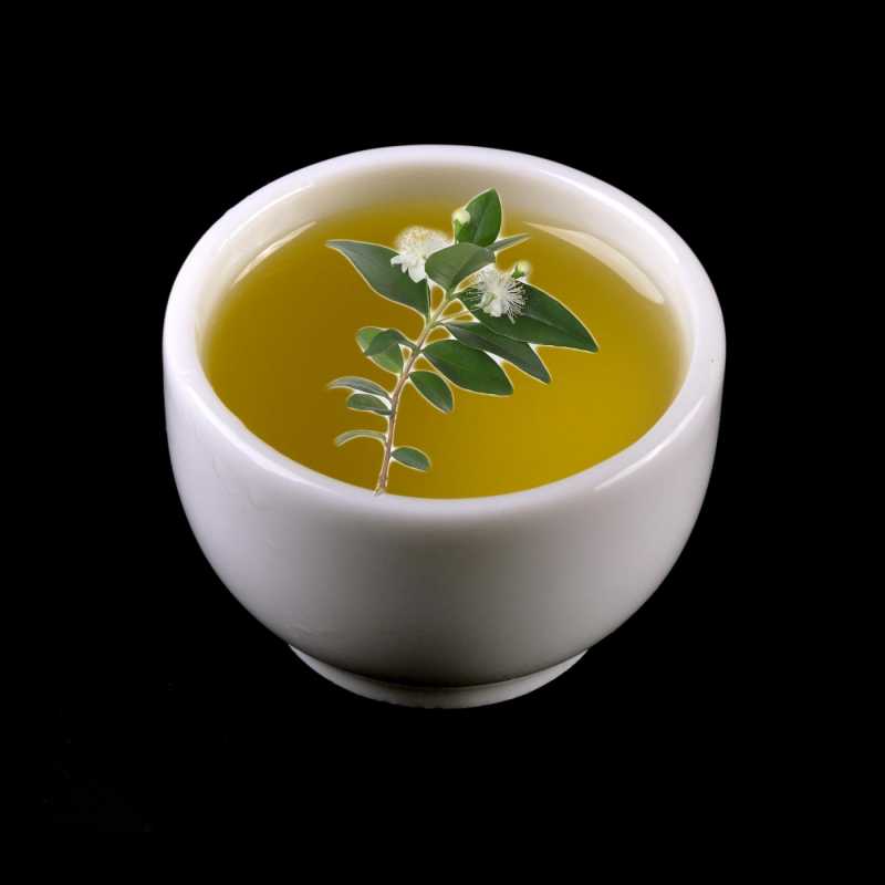 Esenciálny olej z citrónovej myrty sa vyrába v Austrálii parnou destiláciou zo stromu mu Myrtovník citrónový. Zbiera sa ručne vo voľnej prírode a vzn