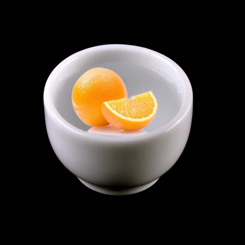 Pomaranč má osviežujúcu citrusovú vôňu. Je bledožltej farby. Má antidepresívne účinky a odbúrava stres. Pomáha bojovať s celulitídou a upokojuje