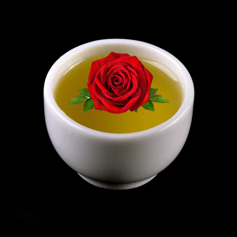 Esenciálny olej z ruže damascénskej patrí medzi veľmi vzácne a cenné esenciálne oleje. Vyrába sa parnou destiláciou ružových lupienkov, ktoré musia