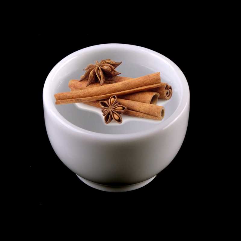 Esenciálny olej škorica Cassia (známy tiež ako čínska škorica) je ďalším z rady škoricových olejov. Jeho vôňa je oproti „klasickým“ škoricov