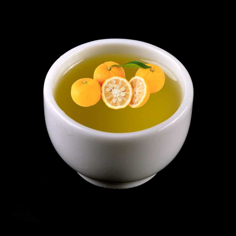 Esenciálny olej z yuzu je citrusovým esenciálnym olejom podobným bergamotu. Získava sa lisovaným šupiek citrónových plodov yuzu pripomínajúcich mandarínky. Esen