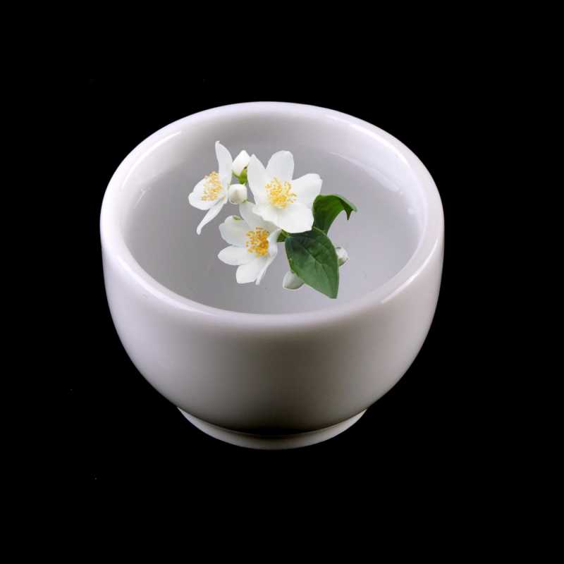 Hydrolát z jazmínu je vyrobený parnou destiláciou čerstvých jazmínových kvetov (Jasminum Officinale). Jazmín bol odpradávna používaný v čínskej m