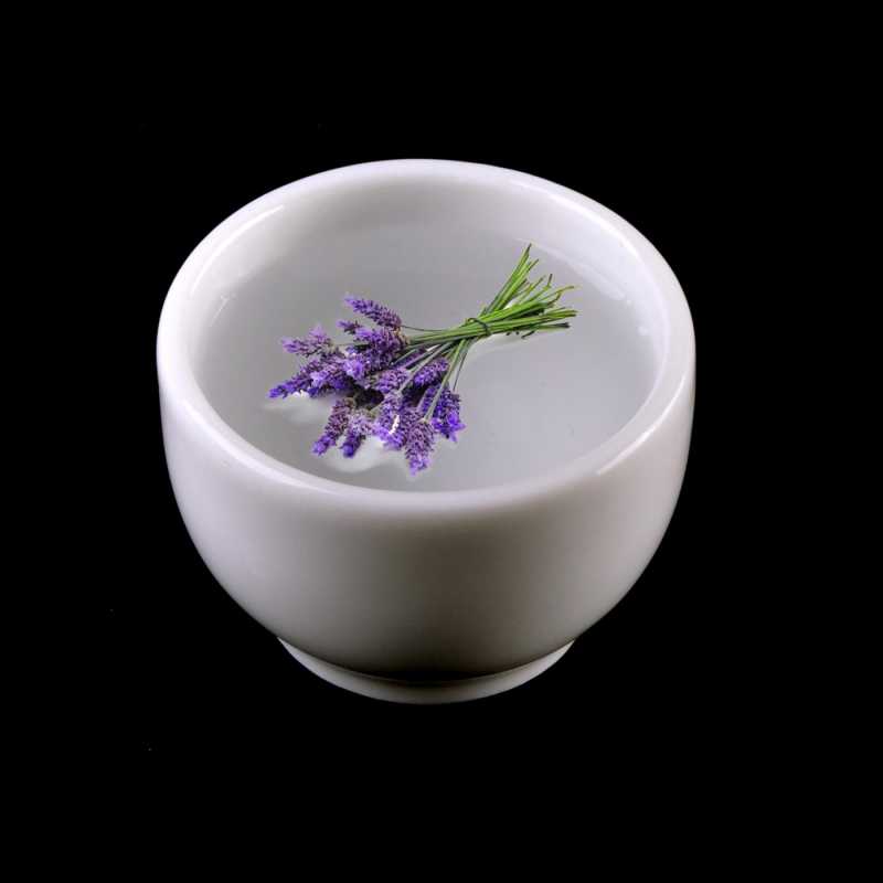 Kvetinová voda levanduľa s prenikavou vôňou pochádza zo schválenej BIO produkcie. Vyrobená parnou destiláciou. Má upokojujúce a antibakteriálne úči