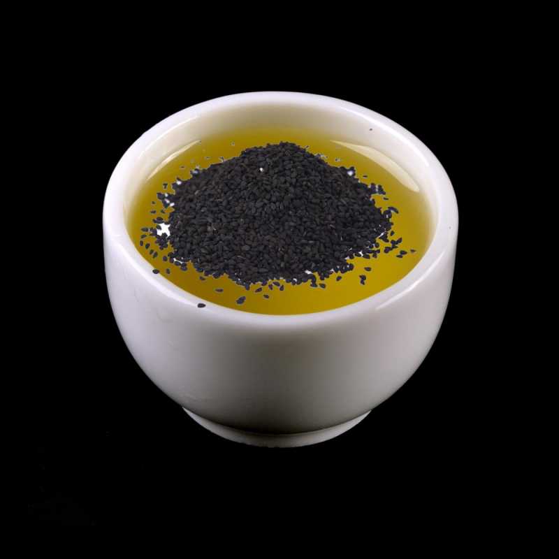 Olej z čiernej rasce je vyrobený lisovaním za studena zo semien rastliny Black Caraway, Nigella Sativa L., Ranunculaceae. Má žltú až zelenkavú farbu a k