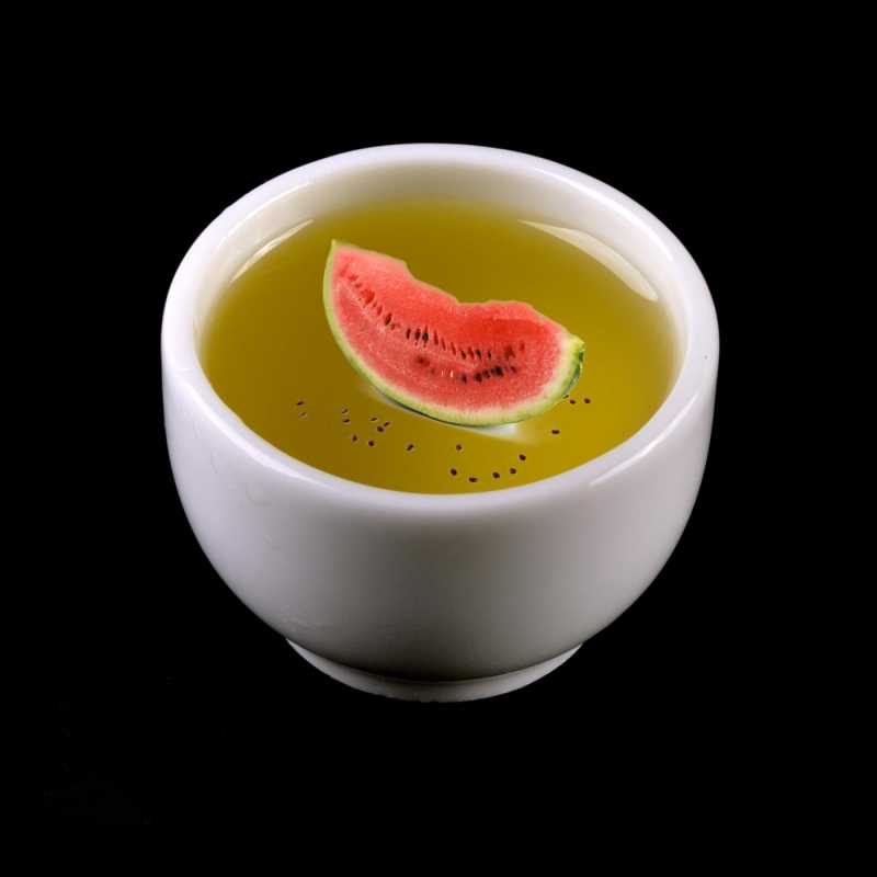 Olej z melónových jadierok z našej ponuky je rafinovaný a teda bez vône a výborne sa absorbuje. Zaraďujeme ho k nosným olejom a vďaka jeho ľahkej nema