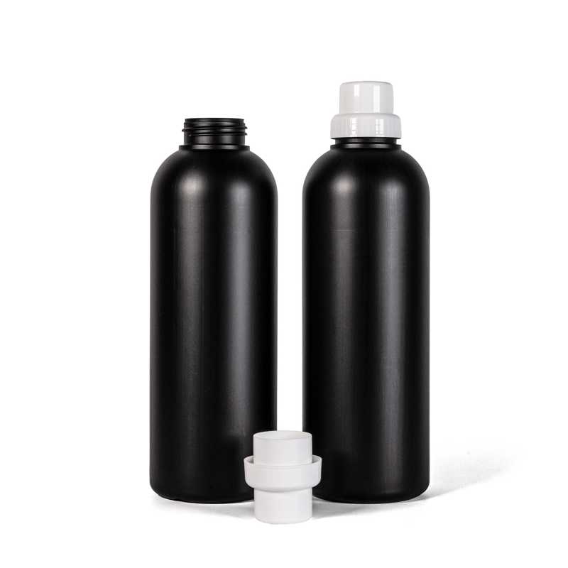 Plastová fľaša, čierna, biely vrchnák, 1 l