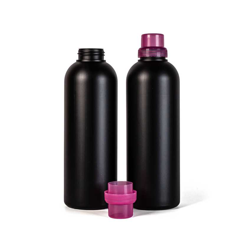 Plastová fľaša, čierna, ružový vrchnák, 1 l