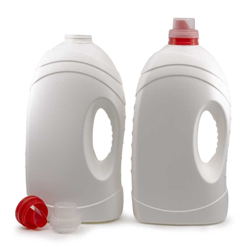 Plastová biela fľaša s uškom z pevného materiálu vhodná na uskladnenie tekutín, napríklad gélu na pranie, tekutého prášku či aviváže.Objem: 4,9 