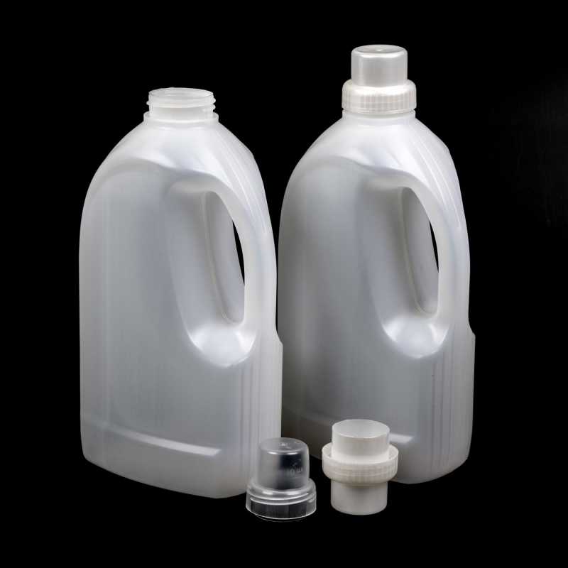 Plastová transparentná fľaša s uškom z pevného materiálu vhodná na uskladnenie tekutín, napríklad gélu na pranie, tekutého prášku či aviváže.Ob