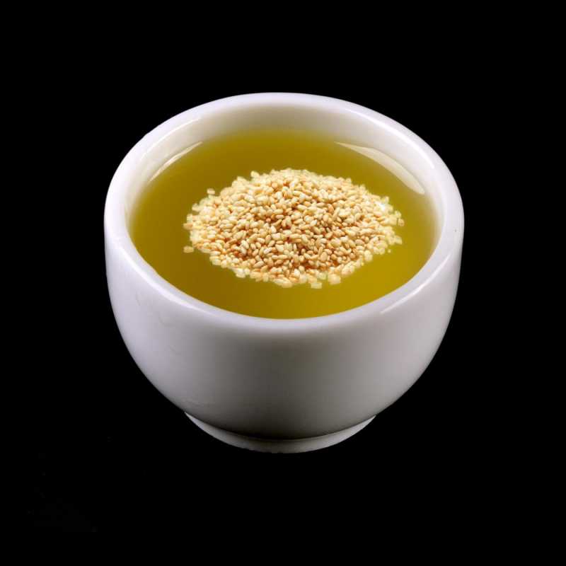Sezamový olej je extrahovaný zo semien sezamu (Sesamum indicum). Rafinovaný znamená, že prešiel procesom pri ktorom bol zbavený vône a farby.
Je vhodn
