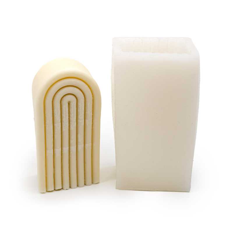 Silikónová forma na sviečky oblúk-dúha. Zalievajte ju voskami, ktoré sú určené na samostojace sviečky.
Silikónové formy sú veľmi ohybné a môže