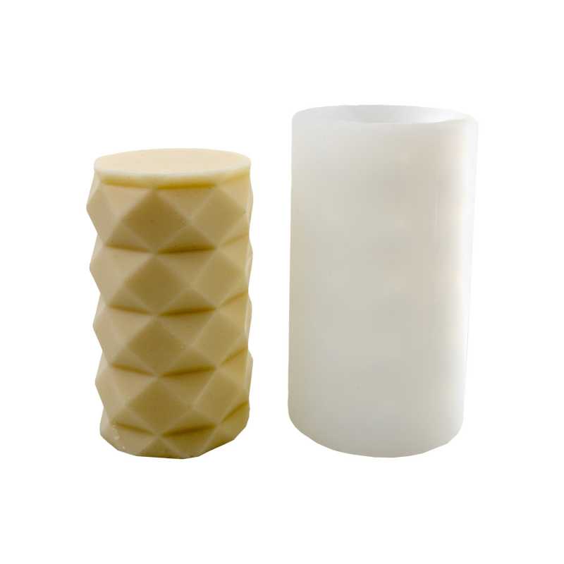 Silikónová forma na sviečky v tvare valca so vzorom. Zalievajte ju voskami, ktoré sú určené na samostojace sviečky.
Silikónové formy sú veľmi ohybn