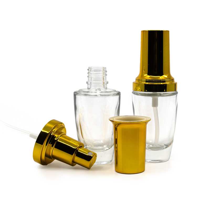 Luxusná sklenená fľaška z hrubého skla s rozprašovačom a vrchnákom v zlatej farbe. Objem: 30 ml