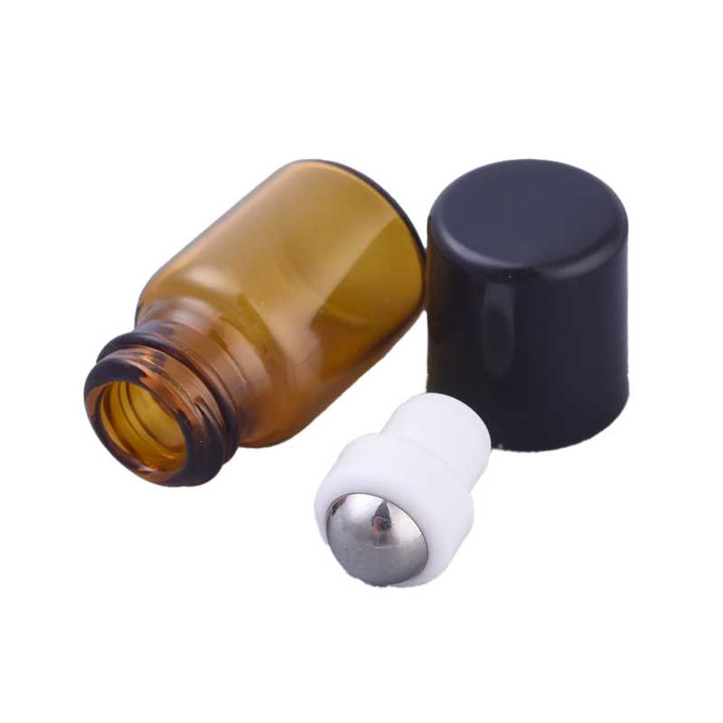 Sklenený roll-on s plastovým vrchnákom v čiernej farbe. Ide o menší roll-on s objemom iba 2 ml, preto je skôr vhodný na parfémy, oleje a vonnné zmesy.