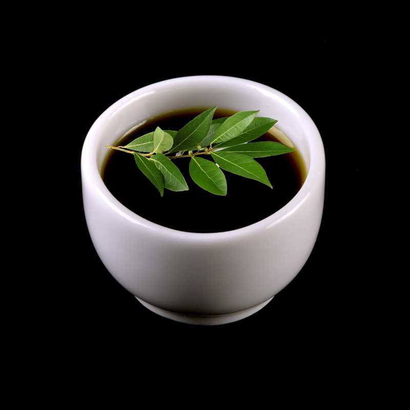 Vavrínový olej (Laurel Oil) sa získava parnou destiláciou zrelých plodov rastliny Laurus nobilis L., Lauraceae. Ide o veľmi aromatický a silný olej, kto