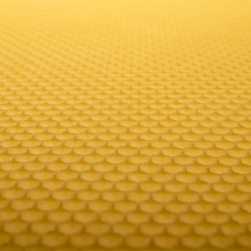 Včelí vosk ponúkame vo forme plástu alebo medzistienkok. Balenie 10 ks včelích medzistienok je určené primárne na výrobu včelích sviečok.Jedná sa 