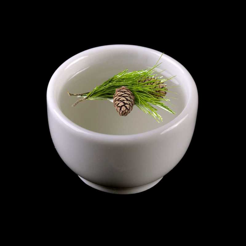 Liečivá jemná vôňa Japonského cédra Sugi je tvorená vôňou ihličia, teakového koreňa, teplej vanilky a machu.   
Vonný olej neobsahuje ftaláty.
