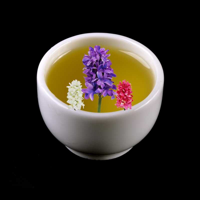 Vonný olej, hyacint, LEN DO SVIEČOK,  Svieža kvetinová aróma pravých kvetov hyacintu. Vonný olej hyacint neobsahuje ftalát