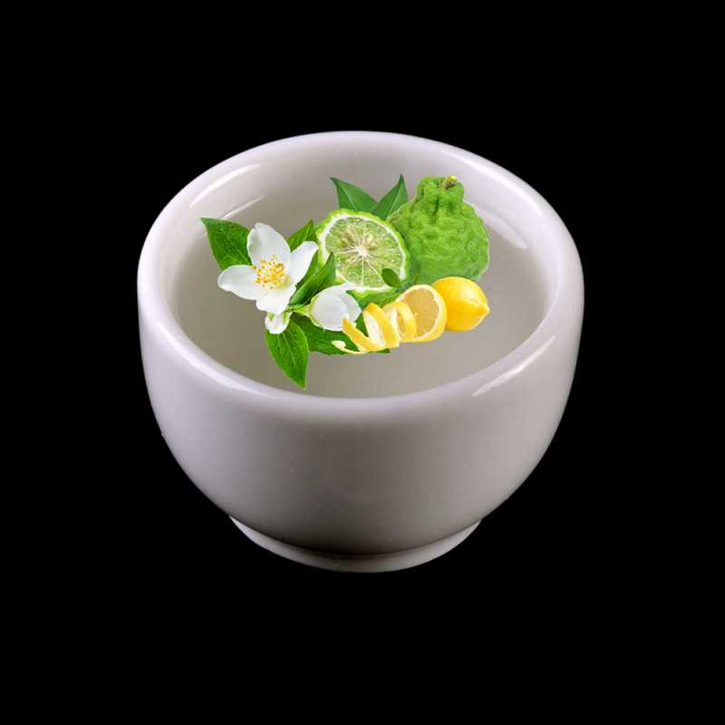 Upokojujúca a svieža vôňa. Citrusová voda s bergamotom sa jemne mení na kvet jazmínu, japonskej ruže a krémového pižma. Výrazný ozón so šťavou z