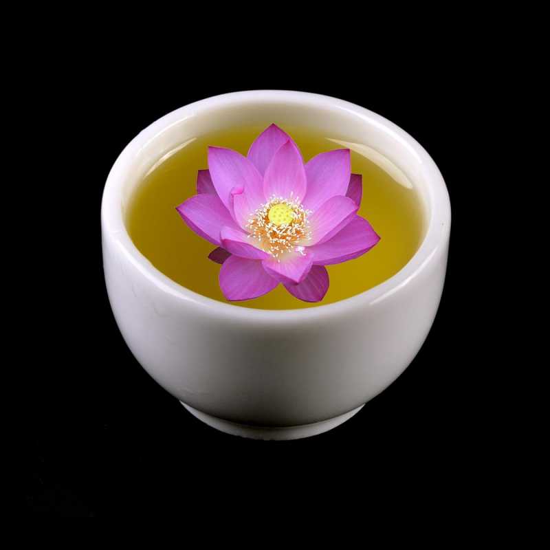 Vonný olej, lotosový kvet, LEN DO SVIEČOK,  Lotusový kvet je symbolom krásy, čistoty a plodnosti. Jeho vôňa je čerstvá a čist&