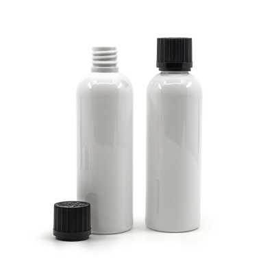 Plastová fľaša biela, čierny vrúbkovaný vrchnák s poistkou, 100 ml