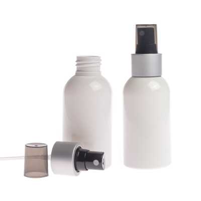 Plastová fľaša biela, rozprašovač čierny, strieborná matná obruč, 100 ml