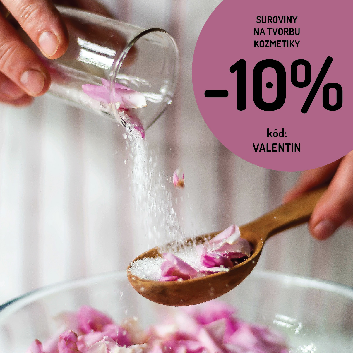 valentínske obdobie v Handymade so zľavou -10% na všetko. Na obrázku sú ruky sypúce ružové lupienky a bielu soľ zo skleneného pohára do misky.